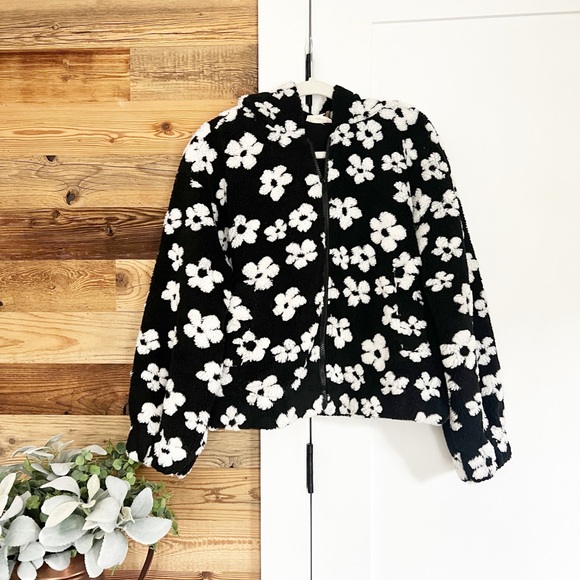 NWT easel Black and White Daisy Hooded Sherpa Teddy Jacket - Picture 2 of 4